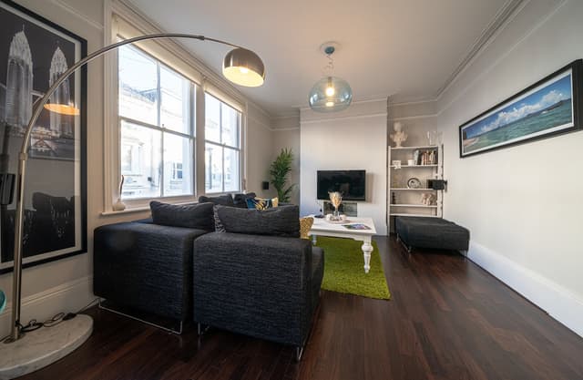 High End Town Centre 2 Bed Flat w/Free Parking - View 2