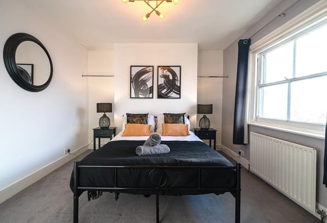 High End Town Centre 2 Bed Flat w/Free Parking - View 3