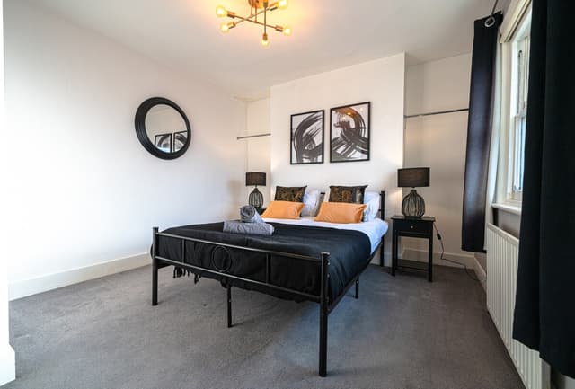 High End Town Centre 2 Bed Flat w/Free Parking - View 4