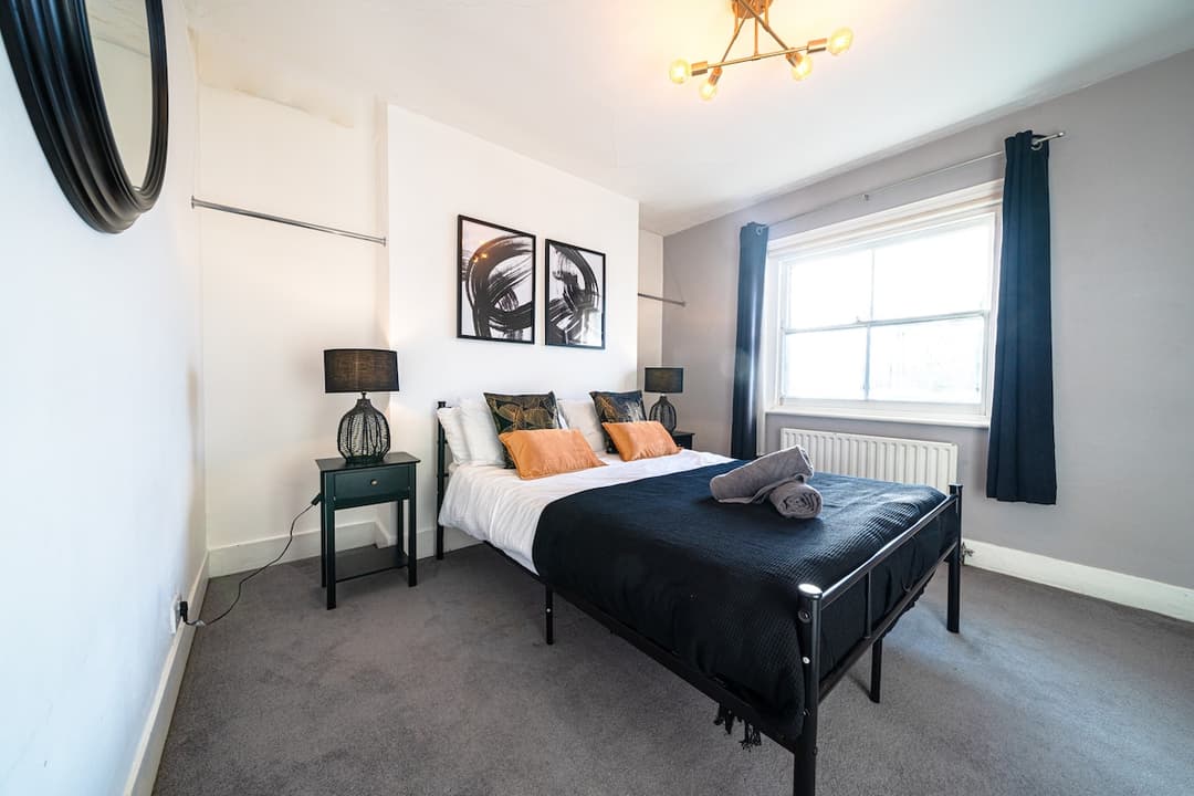 High End Town Centre 2 Bed Flat w/Free Parking - View 6