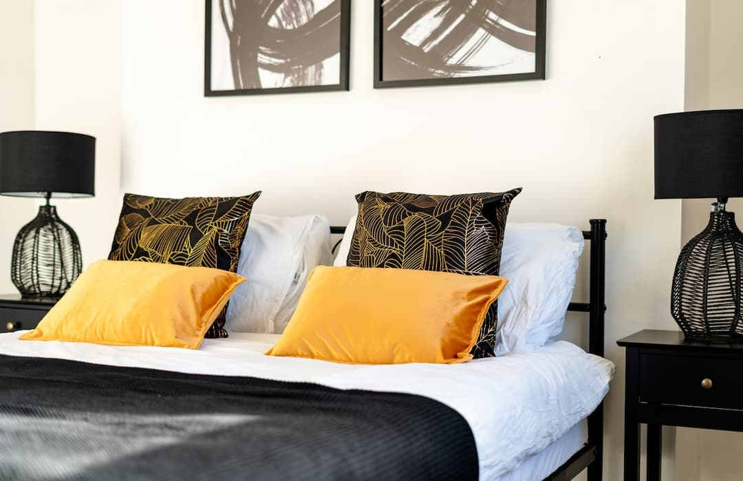 High End Town Centre 2 Bed Flat w/Free Parking - View 7