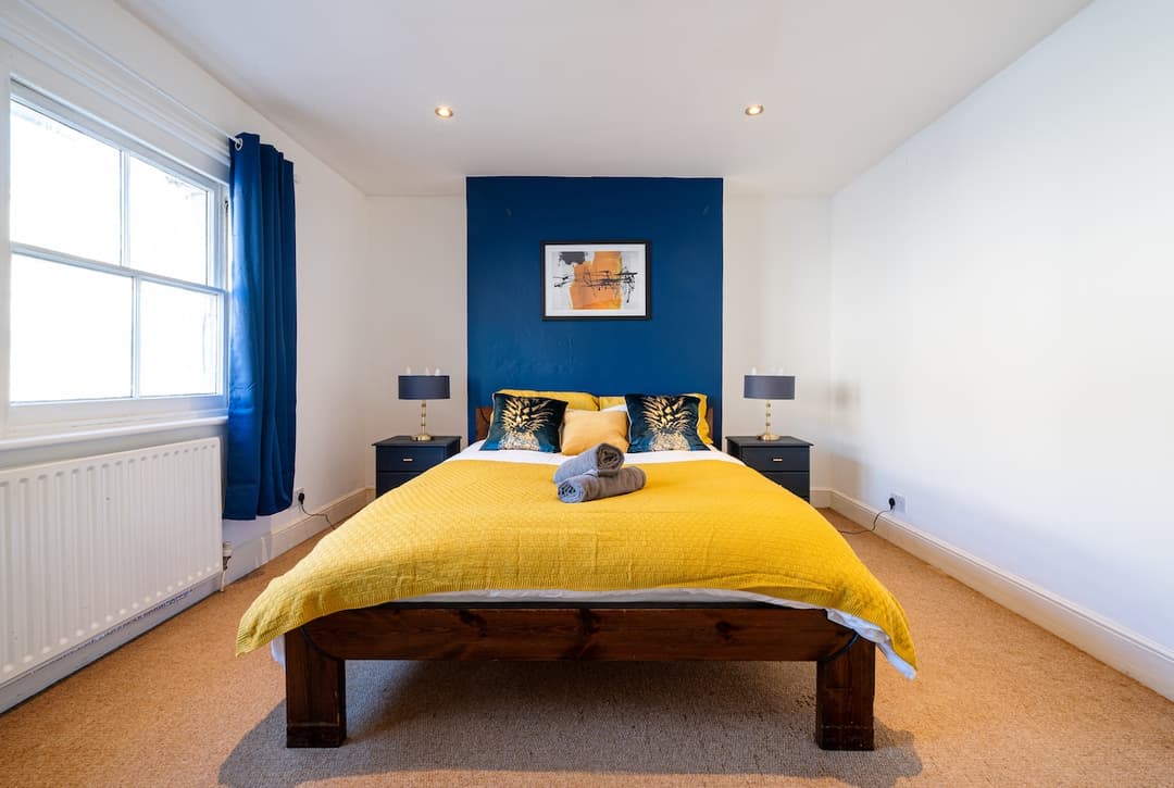 High End Town Centre 2 Bed Flat w/Free Parking - View 8