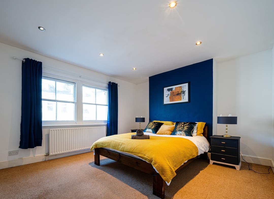 High End Town Centre 2 Bed Flat w/Free Parking - View 9