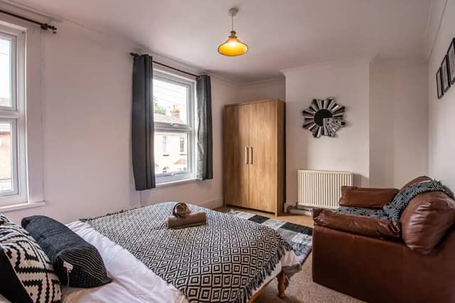 Victorian Home - City Centre  3 Bed - Free Parking - View 2