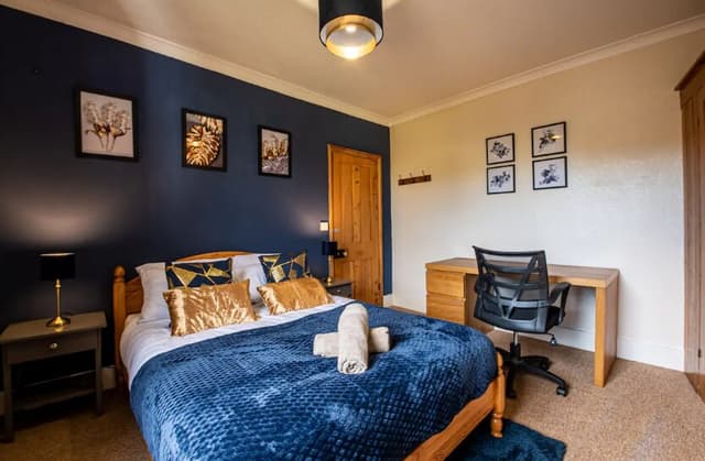 Victorian Home - City Centre  3 Bed - Free Parking - View 3