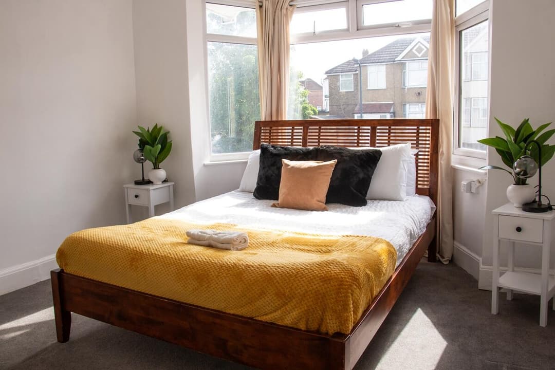 Spacious 6-bed Home Ideal For Contractors Working In London, Especially Near Wembley - View 2