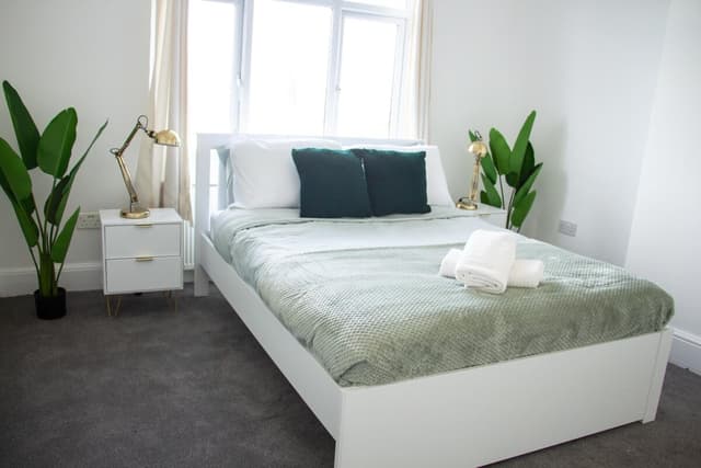 Spacious 6-bed Home Ideal For Contractors Working In London, Especially Near Wembley - View 3
