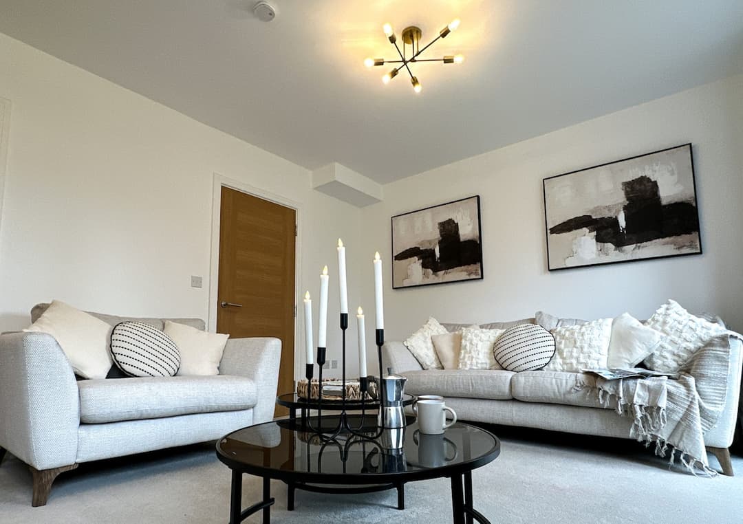 4 Bedroom Heathrow Home | Sleeps 6 | Free Parking - View 1