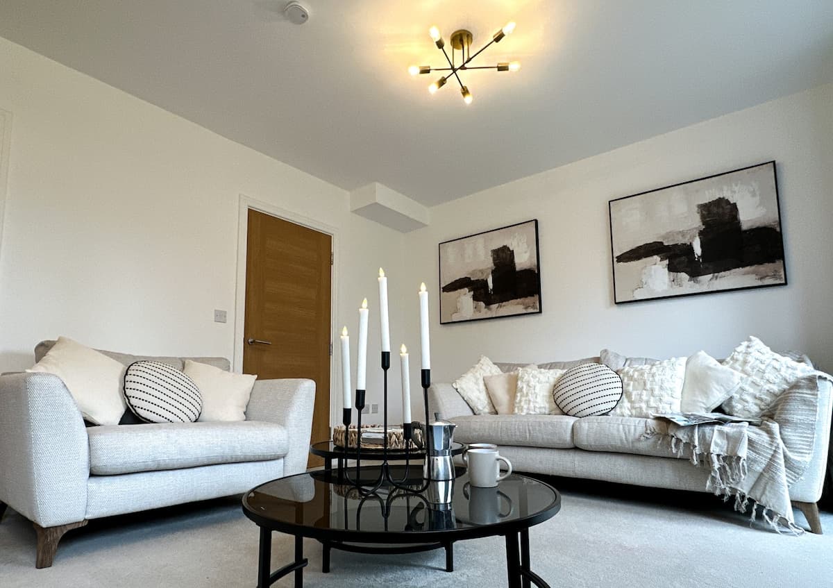 4 Bedroom Heathrow Home | Sleeps 6 | Free Parking