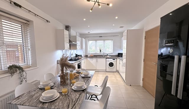 4 Bedroom Heathrow Home | Sleeps 6 | Free Parking - View 1