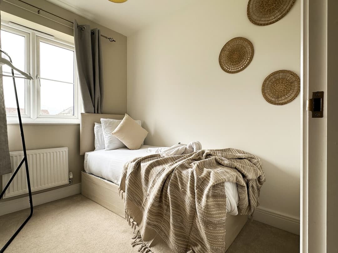 4 Bedroom Heathrow Home | Sleeps 6 | Free Parking - View 8