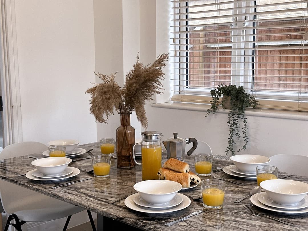 4 Bedroom Heathrow Home | Sleeps 6 | Free Parking - View 13