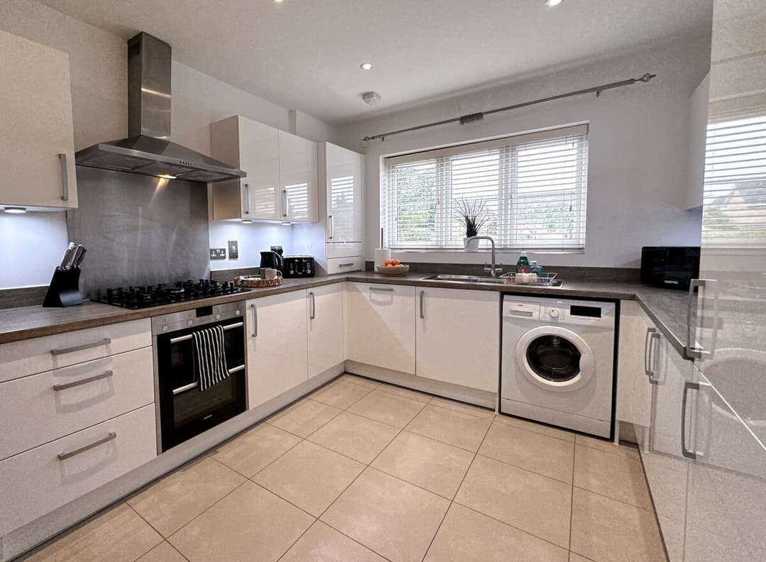 4 Bedroom Heathrow Home | Sleeps 6 | Free Parking - View 3