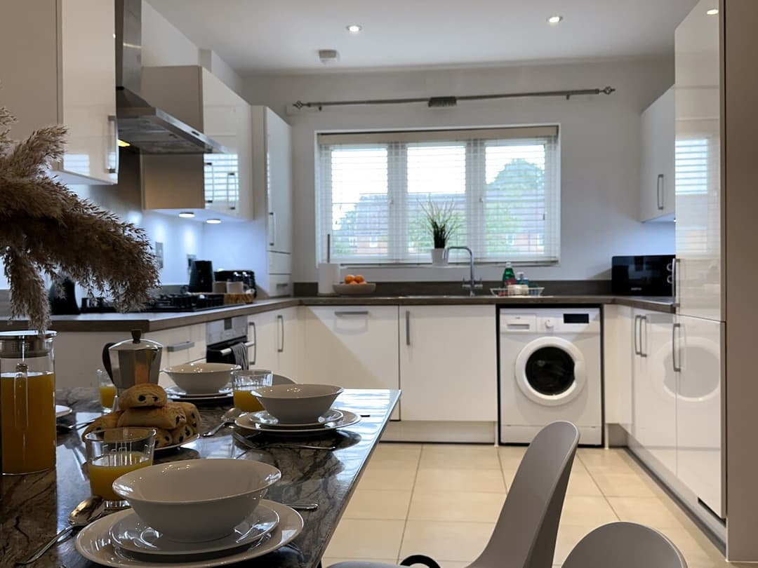 4 Bedroom Heathrow Home | Sleeps 6 | Free Parking - View 25