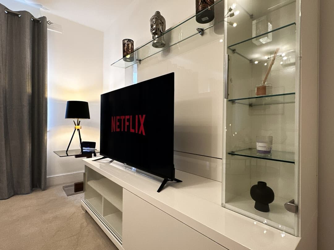 4 Bedroom Heathrow Home | Sleeps 6 | Free Parking - View 30