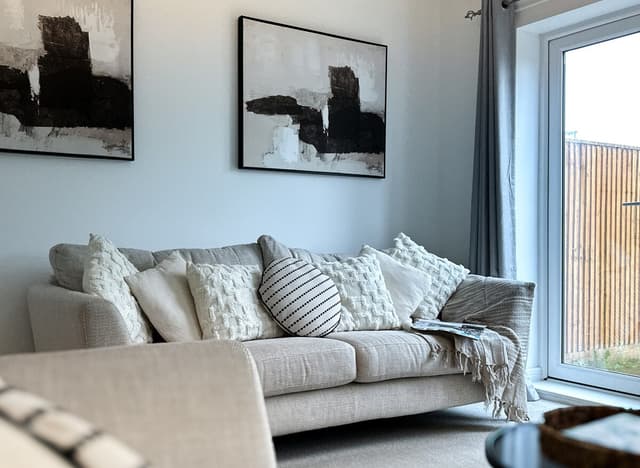 4 Bedroom Heathrow Home | Sleeps 6 | Free Parking - View 3