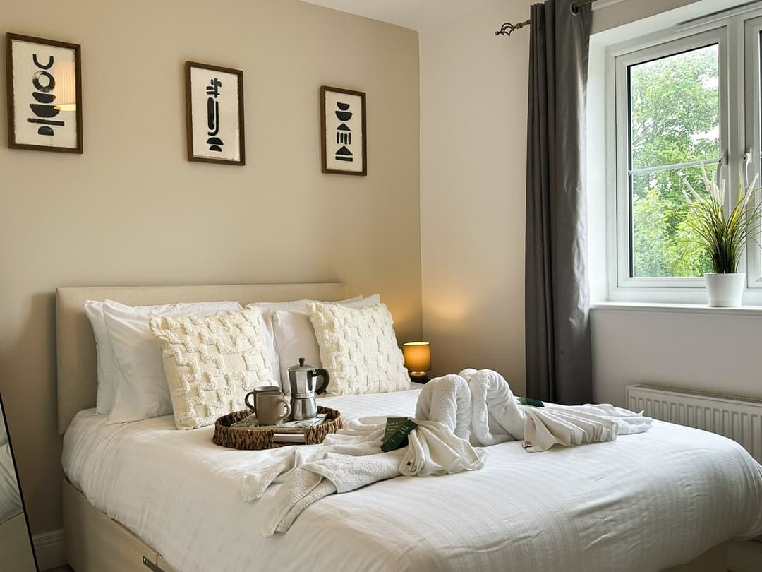 4 Bedroom Heathrow Home | Sleeps 6 | Free Parking - View 37