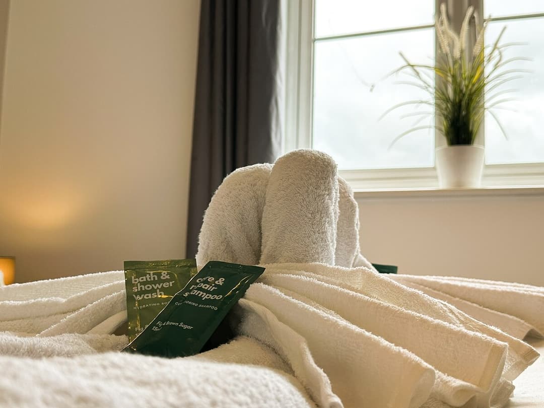 4 Bedroom Heathrow Home | Sleeps 6 | Free Parking - View 40