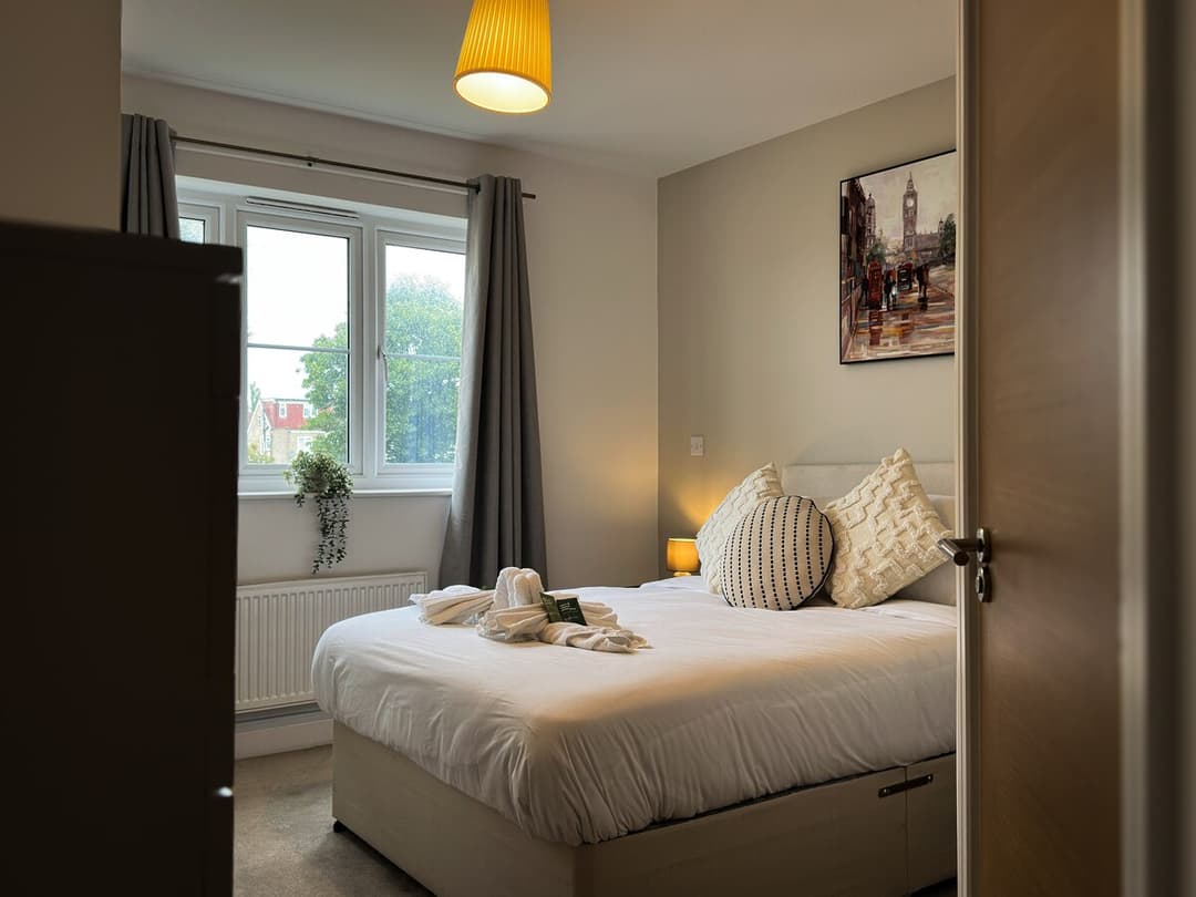 4 Bedroom Heathrow Home | Sleeps 6 | Free Parking - View 44