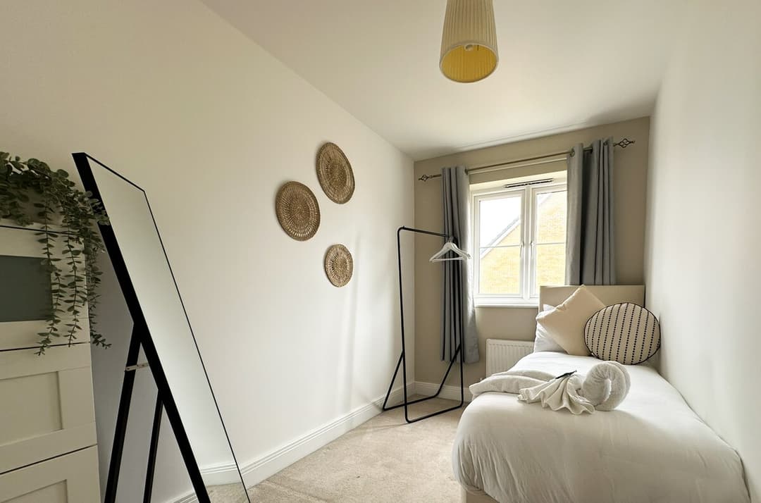 4 Bedroom Heathrow Home | Sleeps 6 | Free Parking - View 47
