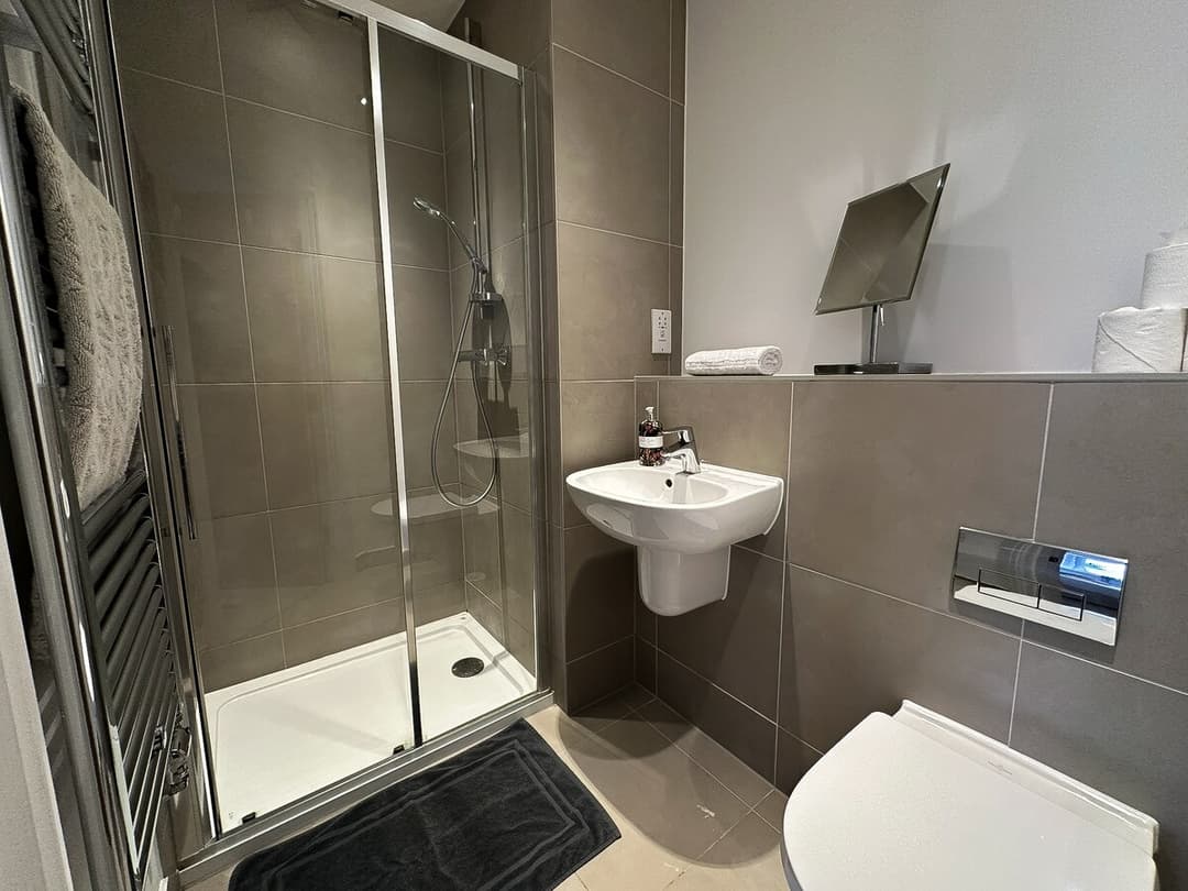 4 Bedroom Heathrow Home | Sleeps 6 | Free Parking - View 58