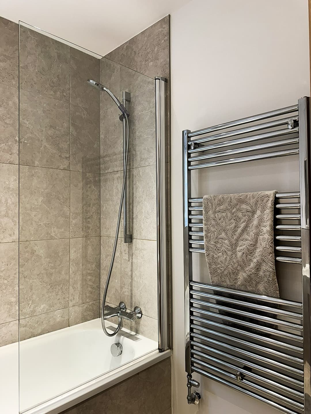 4 Bedroom Heathrow Home | Sleeps 6 | Free Parking - View 61