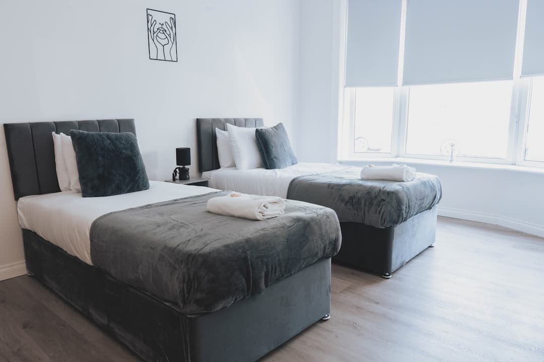 3 Bedroom Home Glasgow Sleeps 7 - View 2